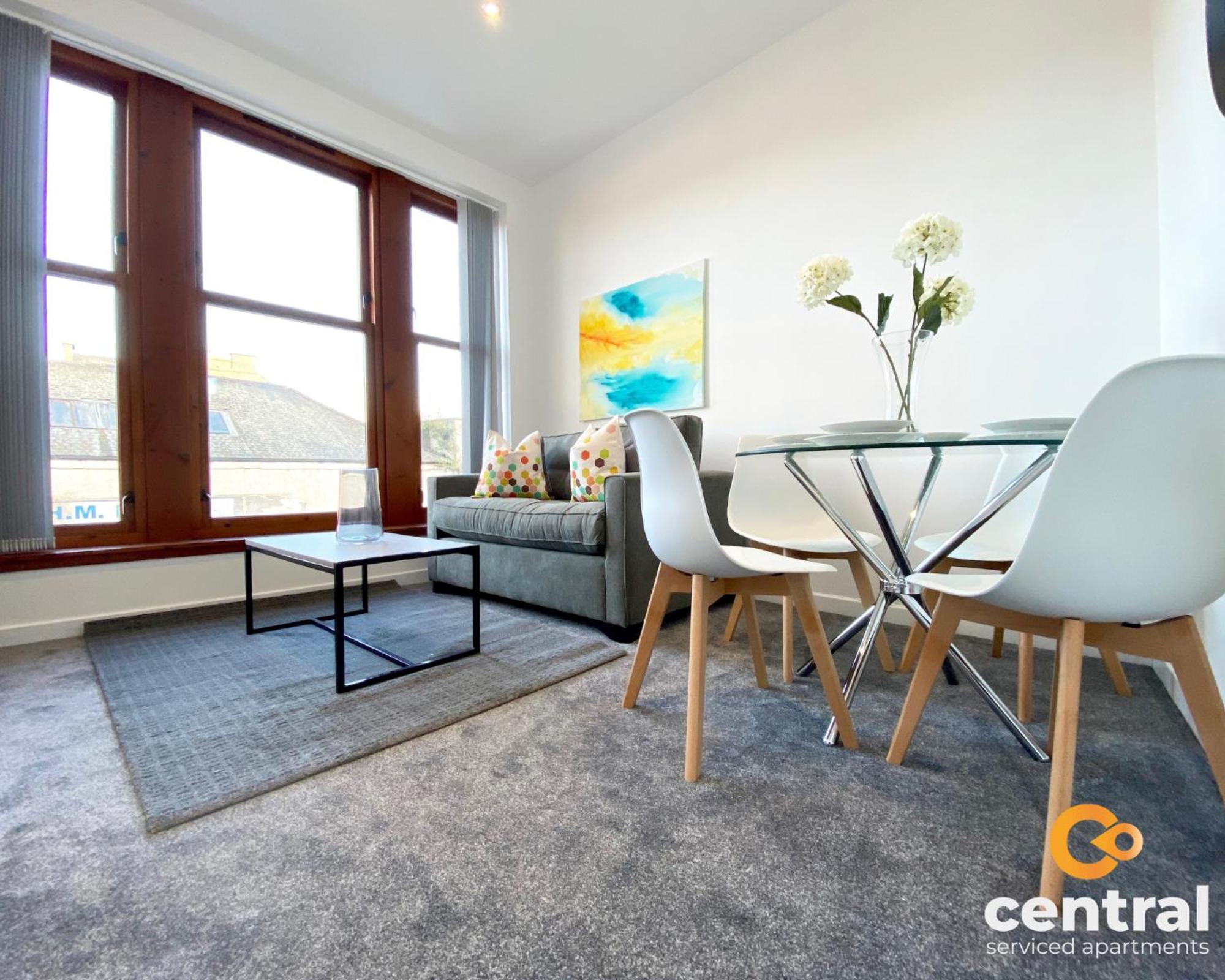 Serviced - 1 Bedroom - Walk Away From Main Attractions - Parking Available - Close To Bus And Train Station - Easy Access To Centre - Wi-fi - Fully Equipped - Monthly-weekly Offers Appartement Dundee