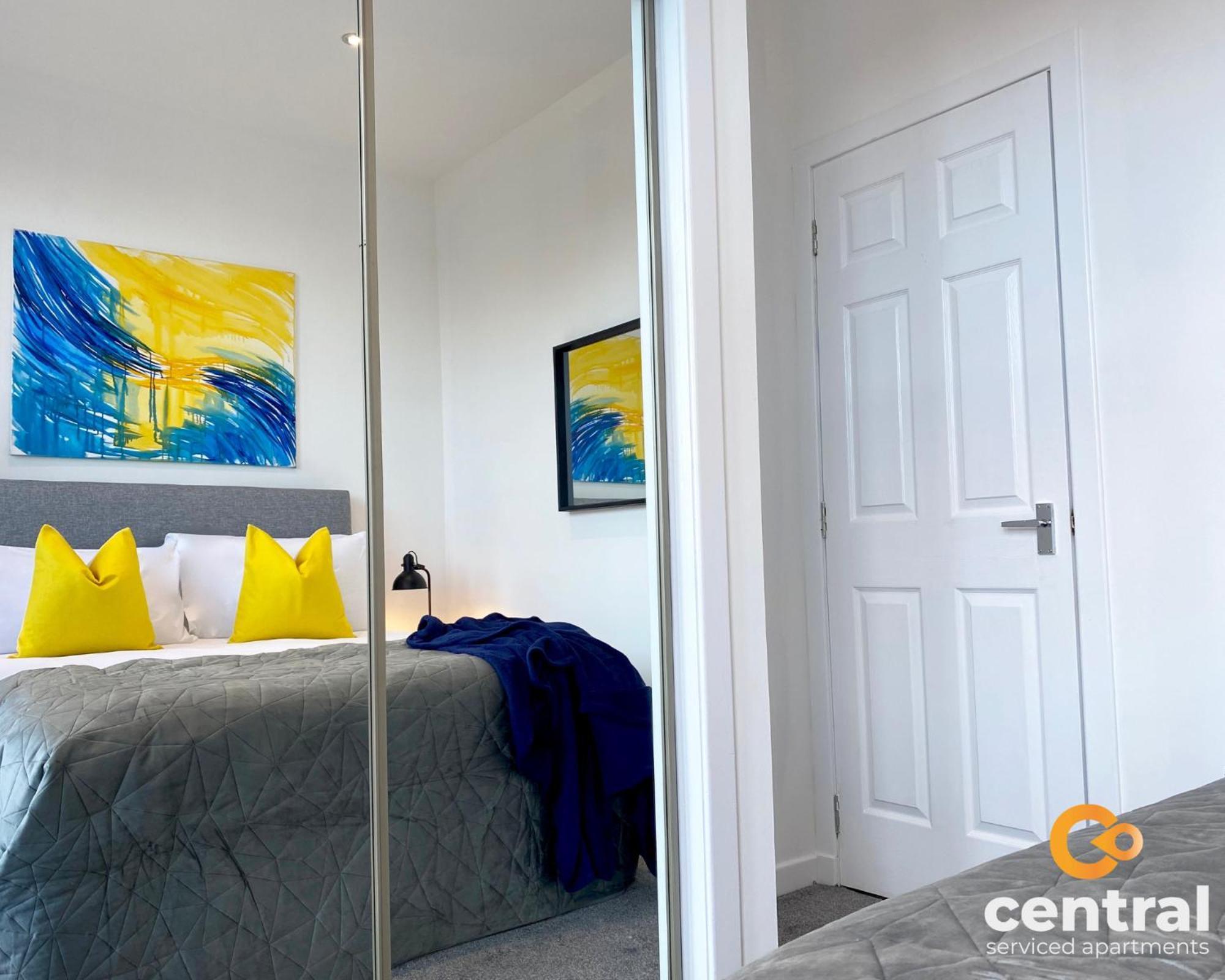 Serviced Apartments: City-center Comfort With Parking & Wi-fi Apartment *